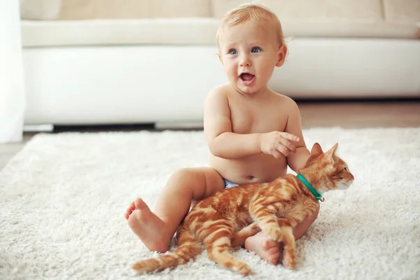 Kleinkind Spielt Mit Roter Katze Auf Weißem Teppich Hause — Stockfoto