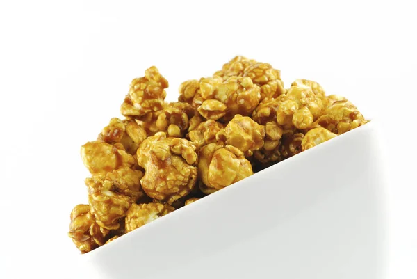 Karamel Popcorn Geïsoleerd Witte Achtergrond — Stockfoto