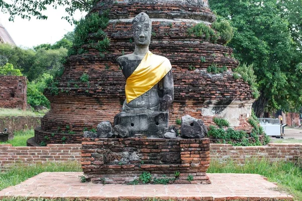 Oude Boeddha Deels Schade Genomen Buiten Een Zonnige Dag — Stockfoto