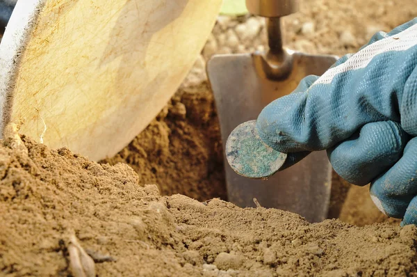 Hämta Skatt Medan Metall Upptäcka Metalldetektor Spole Spade Och Handskar — Stockfoto