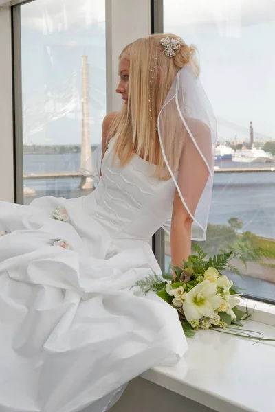 Красивая Блондинка Невеста Букет Цветов Окне — стоковое фото