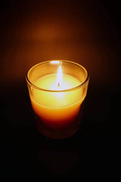 Eine Kerze Brennt Einem Dunklen Raum — Stockfoto