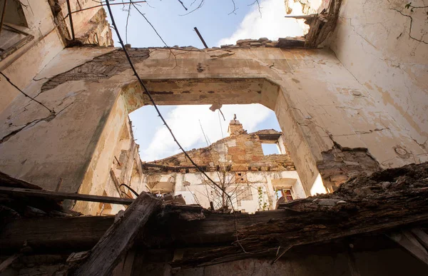 Blick Auf Abgerissenes Haus Mit Schutt Und Rissiger Mauer — Stockfoto