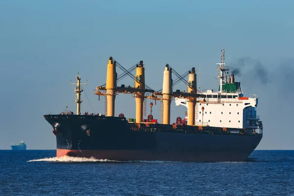 黑货船航行从波罗的海 — 图库照片
