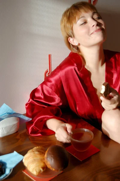 Chica Desayunando Con Taza Dulces Sonriendo — Foto de Stock