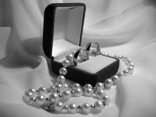 Two Wedding Rings Red Box Pearl Necklace Chiffon Background — Stock Photo, Image