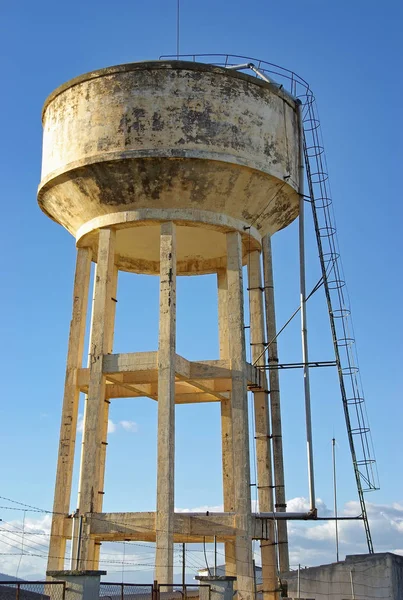 Μεγάλη Δεξαμενή Νερού Έκτακτης Ανάγκης Ανυψωμένη Πάνω Από Μια Δομή — Φωτογραφία Αρχείου