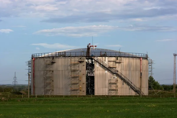 Velké Kulaté Ropné Silo Poli — Stock fotografie