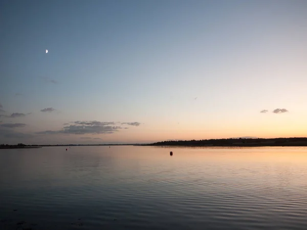 Pemandangan Indah Matahari Terbenam Teluk Malam Terbuka Gelombang Permukaan Air — Stok Foto