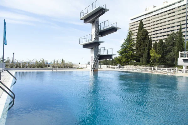 青い水とオープンエアのホッピングのプール — ストック写真