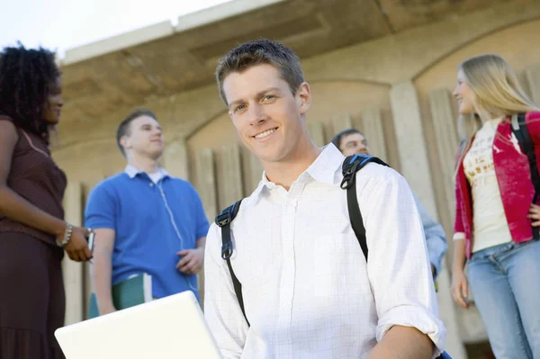 Student Muže Notebookem Venku Výšku — Stock fotografie