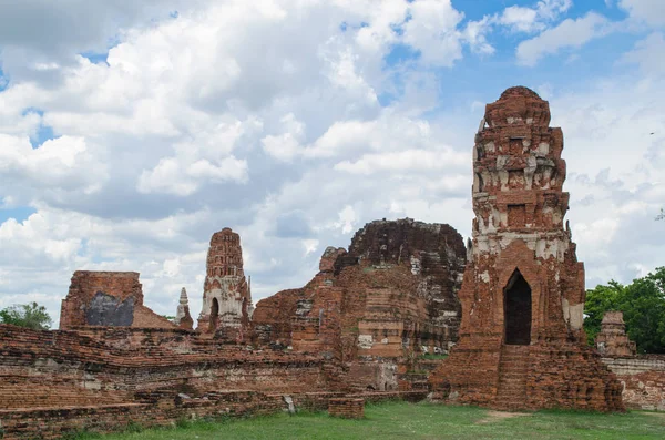 Świątynia Wat Mahathat Znajduje Się Prawie Samym Centrum Ayutthaya Uważa — Zdjęcie stockowe