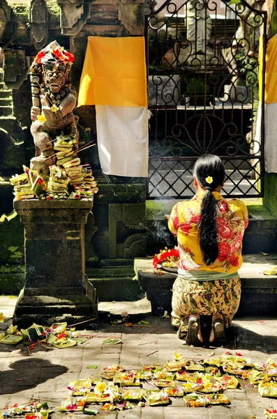 Vrouw Bidden Tempel Bali Indonesië — Stockfoto