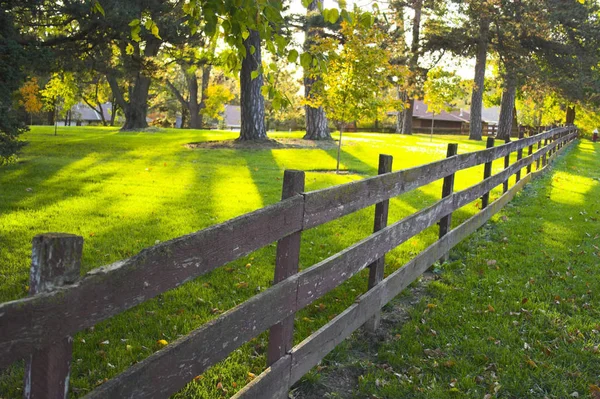 Vista Del Sendero Con Valla Madera —  Fotos de Stock