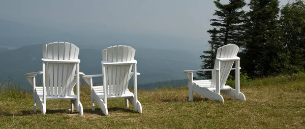 Drei Weiße Liegestühle Mit Blick Auf Ein Tal — Stockfoto