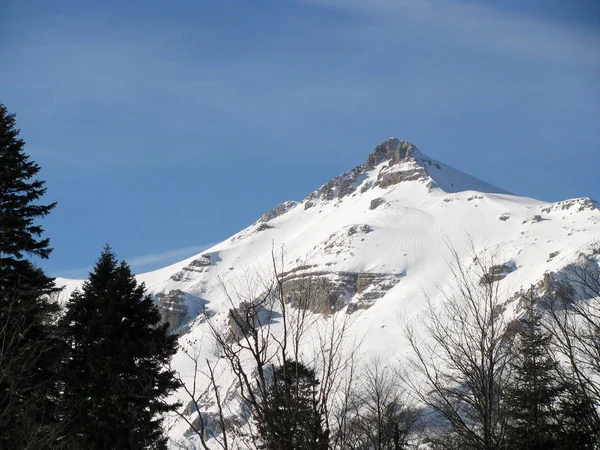 主要的高加索山脊岩石救济景观一山全景高山峰高加索顶部 — 图库照片