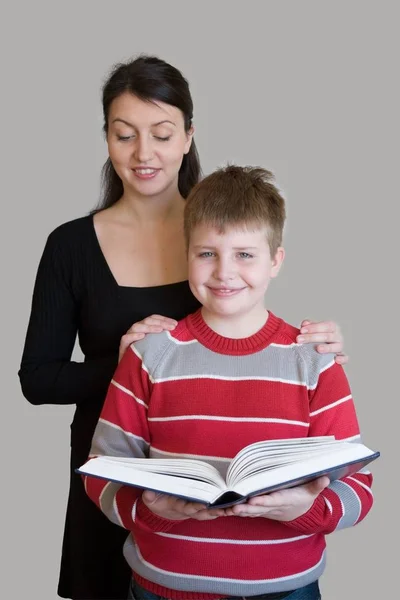 Familie Mit Buch Auf Grauem Hintergrund — Stockfoto