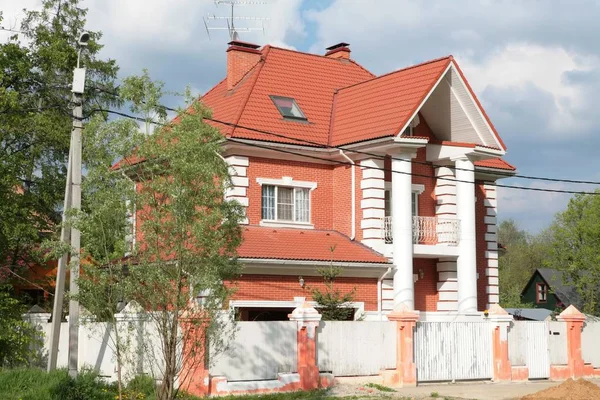 Oroszország Moszkvai Szép Ház Piros Tetős Kék Alatt — Stock Fotó