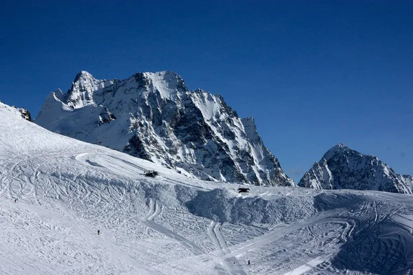 Zasněžené Hory Lyžařské Turistické Středisko Zimní Sezóně Kavkaz Rusko — Stock fotografie