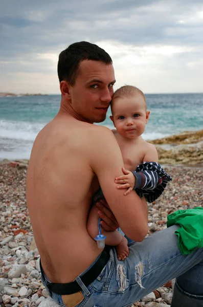 Padre Hijo Sentados Cerca Del Mar — Foto de Stock