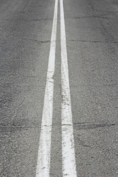 带两条白色条纹的沥青公路 — 图库照片