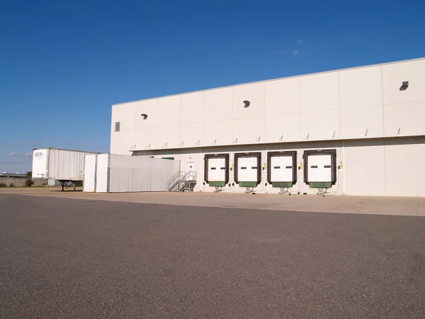 Four Unloading Docks Industrial Warehouse — Stock Photo, Image