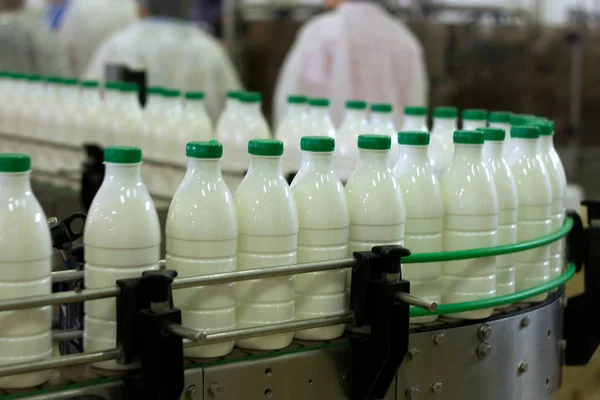 Молочный Завод Конвейер Молочными Бутылками — стоковое фото