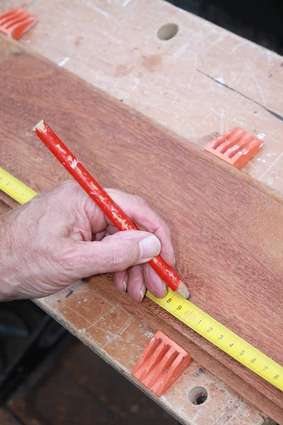 Carpintero Preparándose Para Trabajo Trazando Una Línea Sobre Madera — Foto de Stock