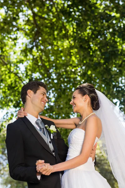 Vista Lateral Una Pareja Romántica Recién Casada Bailando Parque — Foto de Stock