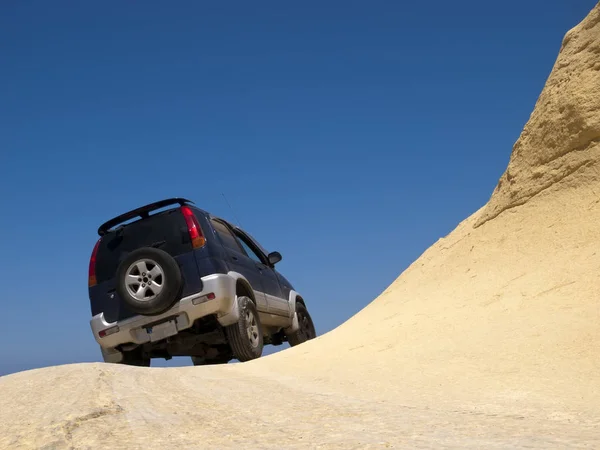 Offroad Veículo Utilitário Esporte Perto Penhasco Rochoso — Fotografia de Stock