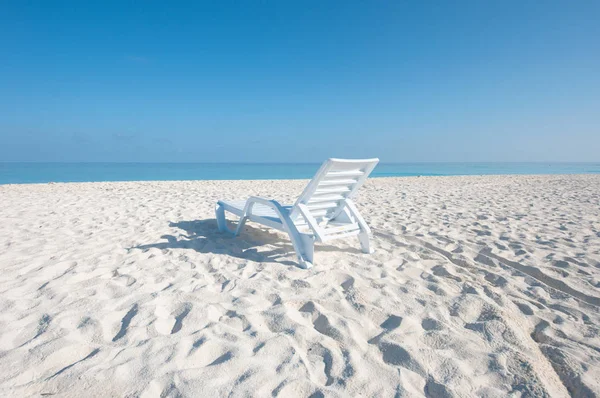 Uma Cadeira Uma Praia — Fotografia de Stock