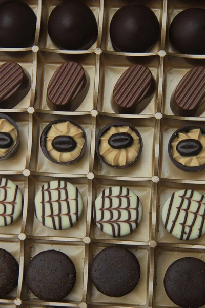 Шоколадні Цукерки Золотій Подарунковій Коробці — стокове фото
