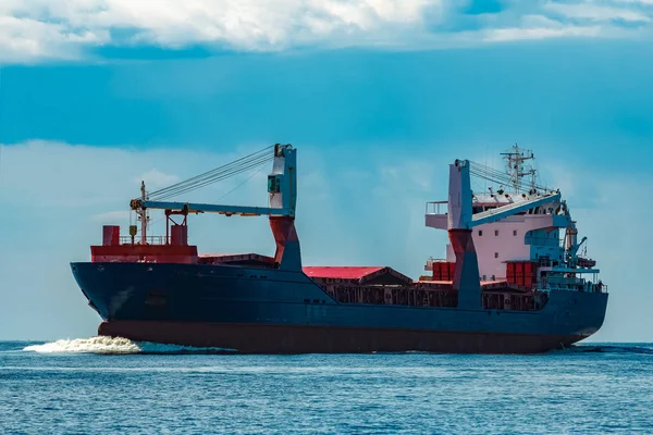 Importazione Merci Grande Nave Carico Blu Che Sposta Porto Riga — Foto Stock