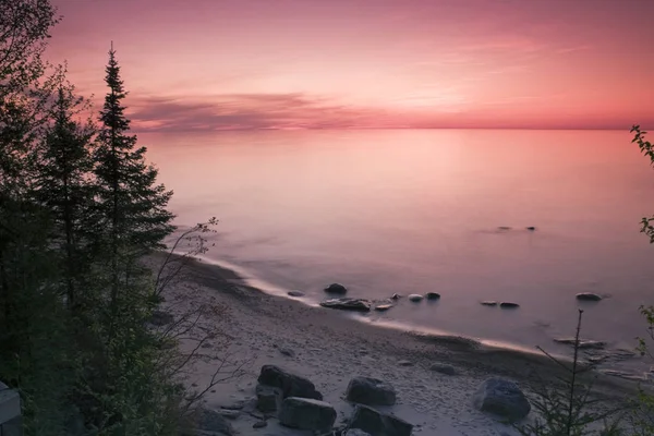 Ηλιοβασίλεμα Στην Εθνική Lakeshore Εικονίζεται Rocks — Φωτογραφία Αρχείου