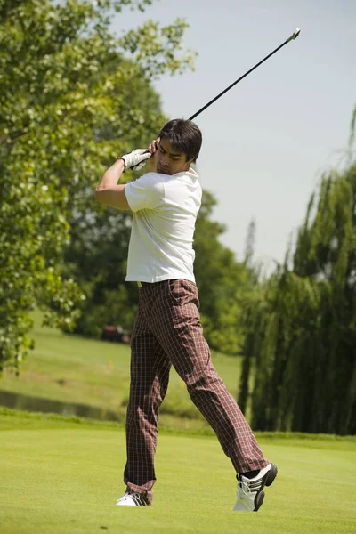 Clube Golfe Golfista Concentrando Buraco — Fotografia de Stock