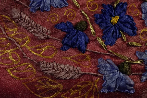 Блакитні Квіти Пшениця Вишита Стрічками Рожевій Шовковій Тканині — стокове фото
