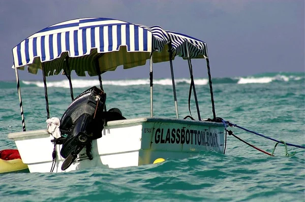 Carabean Adası Yakınlarında Demirlemiş Küçük Cam Alt Tekne — Stok fotoğraf