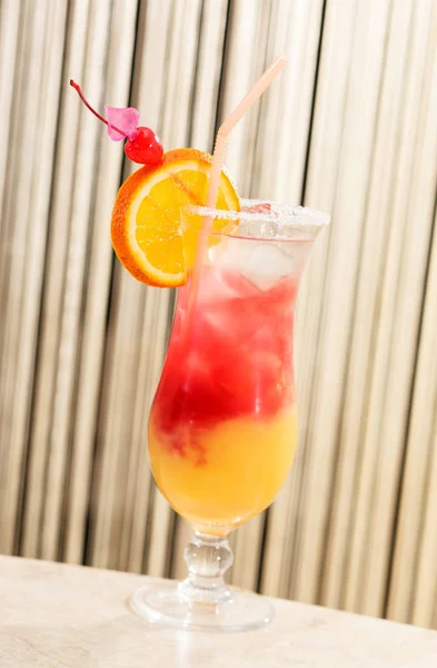 Cocktail Mit Orange Auf Verschwommenem Hintergrund — Stockfoto