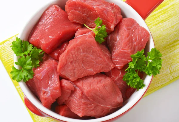 Close Carne Crua Cubos Com Salsa Panela Molho — Fotografia de Stock