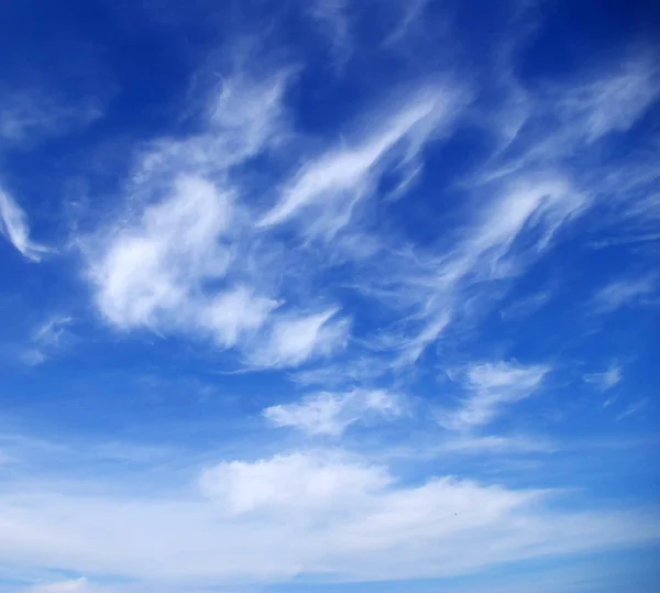 Blauer Himmel Hintergrund Mit Winzigen Wolken — Stockfoto