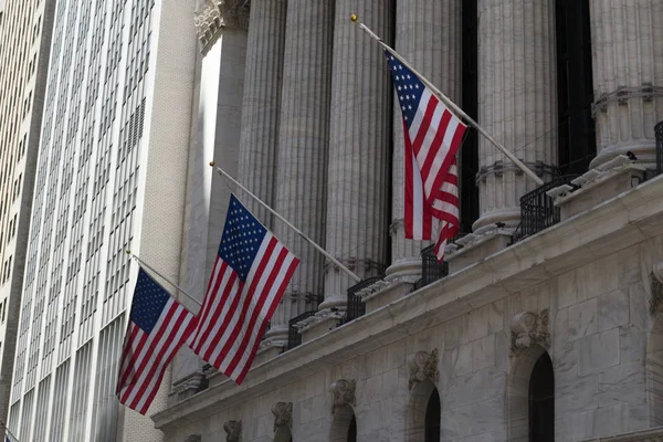 ウォール街の11番に位置する象徴的なニューヨークの証券取引所ビルの写真 — ストック写真