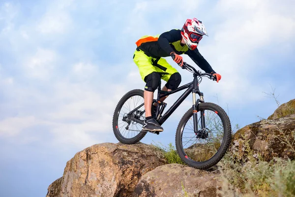 Radprofi Mit Dem Fahrrad Auf Dem Gipfel Des Felsens Extremsportkonzept — Stockfoto