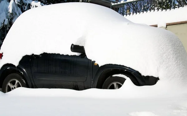 Coche Escondido Nieve Día Invierno Castelvetro —  Fotos de Stock
