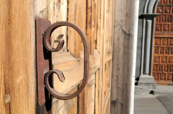 Punho Enferrujado Velho Uma Porta Madeira Igreja — Fotografia de Stock