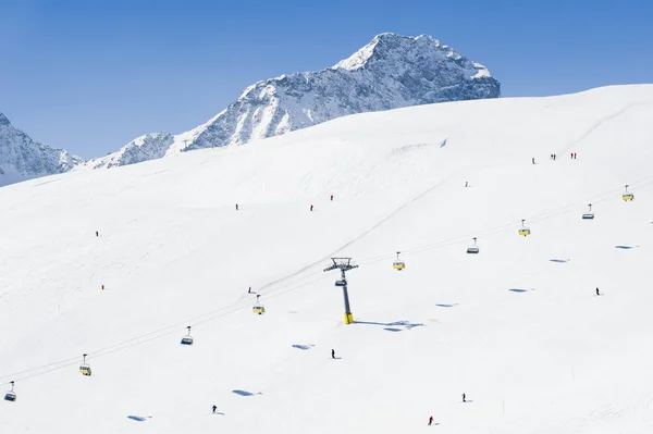 Skifahrer Genießen Einen Sonnigen Tag Den Bergen — Stockfoto