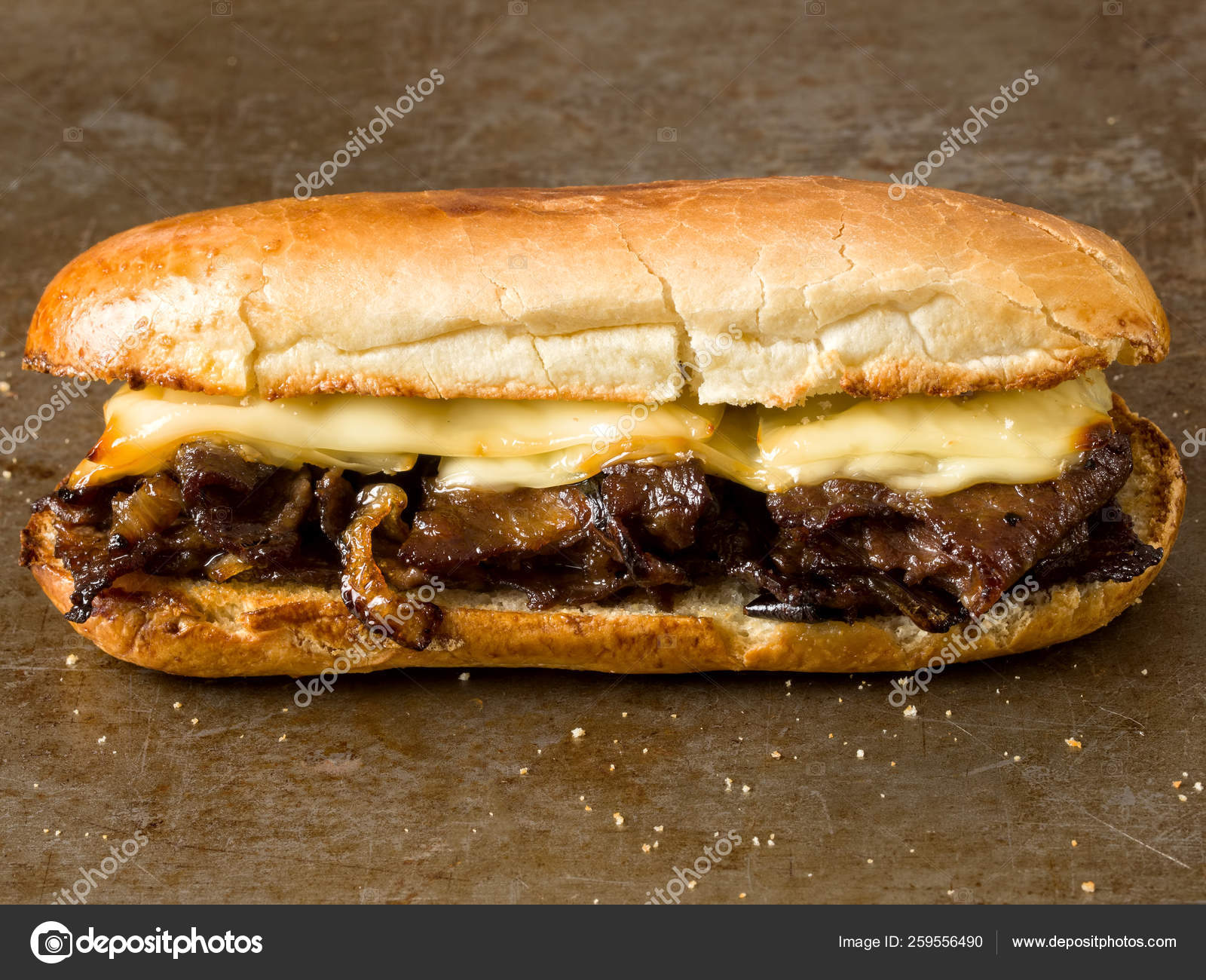 素朴なフィラデルフィア チーズ ステーキ サンドイッチのクローズ アップ ストック写真 C Yayimages