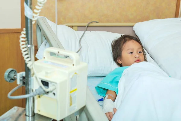 Άρρωστο Κοριτσάκι Στο Κρεβάτι Του Νοσοκομείου — Φωτογραφία Αρχείου