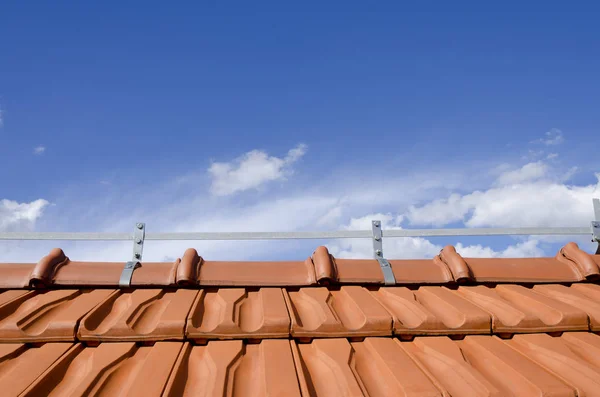 白い雲のカップルとレンガの屋根と青い空 — ストック写真