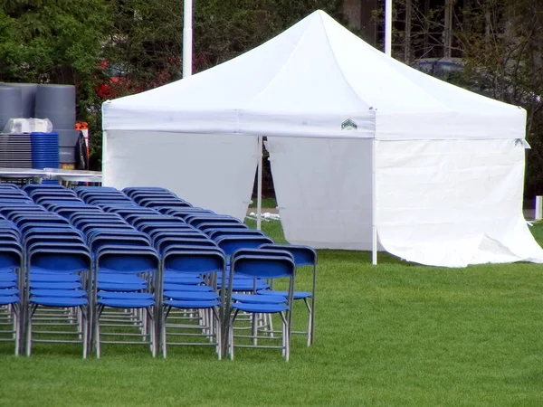 Niebieskie Krzesła Biała Konfiguracja Namiotu Imprezę Świeżym Powietrzu Okresie Letnim — Zdjęcie stockowe