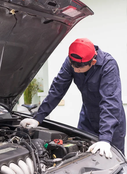 Auto Mecánico Comprobar Coche Del Motor Trabajo Garaje — Foto de Stock